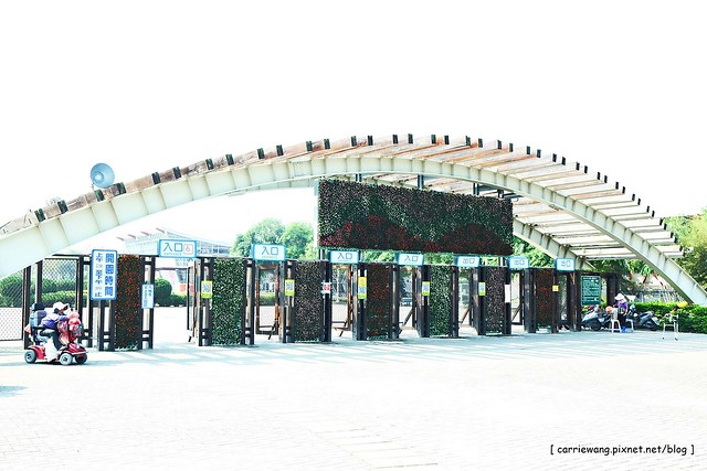 【彰化旅遊景點】溪州費茲洛公園。紫色薰衣草盛開中,公園裡有小橋湖泊,而且不定期的會有熱氣球活動 @飛天璇的口袋