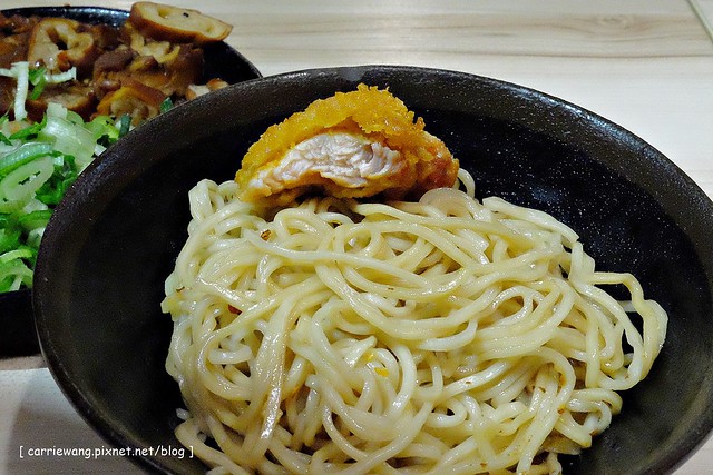 【台中逢甲美食推薦】那個鍋 麻辣小火鍋。湯頭又香又過癮,乾麵白飯吃到飽,還有松阪豬和雪花牛,一個人吃鍋也可以吃的很幸福 @飛天璇的口袋