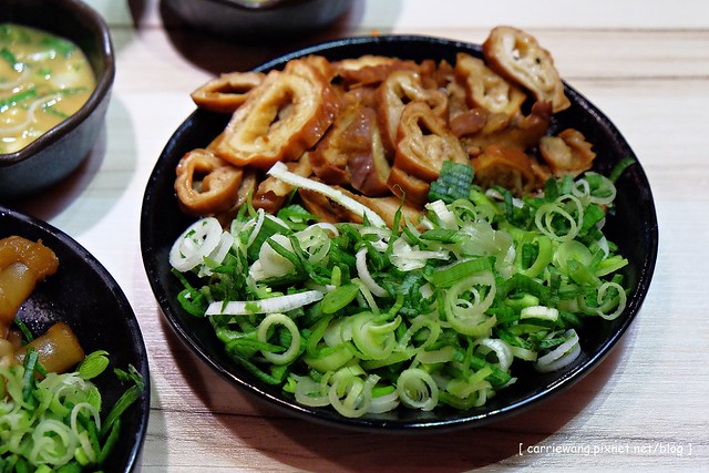 【台中逢甲美食推薦】那個鍋 麻辣小火鍋。湯頭又香又過癮,乾麵白飯吃到飽,還有松阪豬和雪花牛,一個人吃鍋也可以吃的很幸福 @飛天璇的口袋