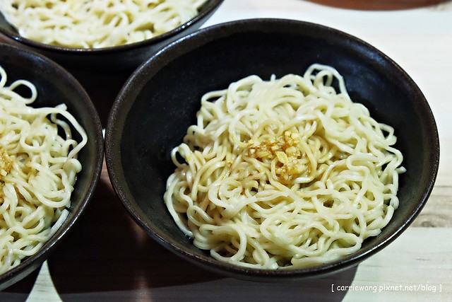 【台中逢甲美食推薦】那個鍋 麻辣小火鍋。湯頭又香又過癮,乾麵白飯吃到飽,還有松阪豬和雪花牛,一個人吃鍋也可以吃的很幸福 @飛天璇的口袋