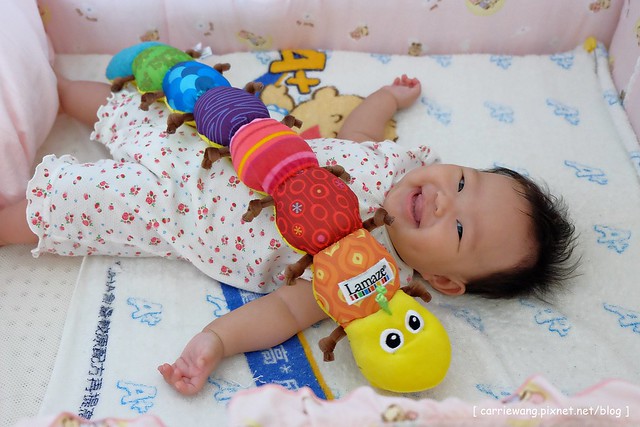 【育兒日記分享】Lamaze 拉梅茲嬰幼兒玩具.音樂布蟲尺 / 柔軟故事書 / 音感八爪章魚。給寶寶的第一份禮物,強化寶寶的感官能力,學習從0歲開始 @飛天璇的口袋