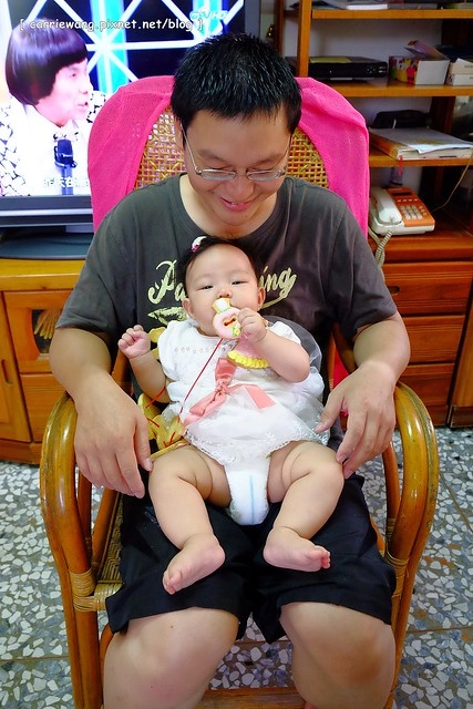 【育兒日記分享】小櫻桃滿四個月。收涎儀式記錄 / 超可愛的客製化收涎餅乾分享,收涎完之後口水還是很多 / 寶寶滿四個月就可以晚上出門囉! @飛天璇的口袋