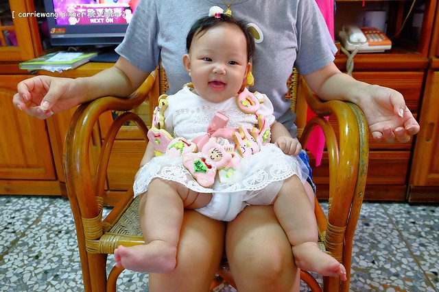 【育兒日記分享】小櫻桃滿四個月。收涎儀式記錄 / 超可愛的客製化收涎餅乾分享,收涎完之後口水還是很多 / 寶寶滿四個月就可以晚上出門囉! @飛天璇的口袋