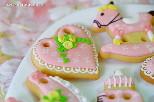 【育兒日記分享】小櫻桃滿四個月。收涎儀式記錄 / 超可愛的客製化收涎餅乾分享,收涎完之後口水還是很多 / 寶寶滿四個月就可以晚上出門囉! @飛天璇的口袋