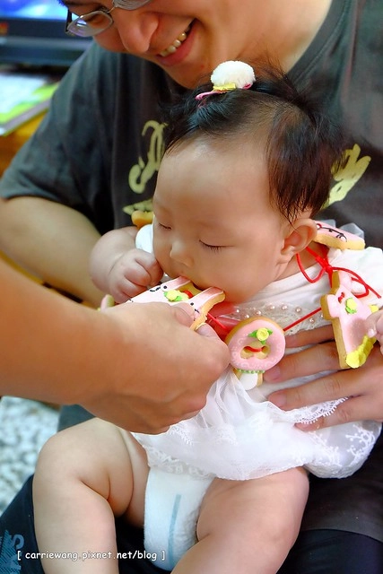 【育兒日記分享】小櫻桃滿四個月。收涎儀式記錄 / 超可愛的客製化收涎餅乾分享,收涎完之後口水還是很多 / 寶寶滿四個月就可以晚上出門囉! @飛天璇的口袋