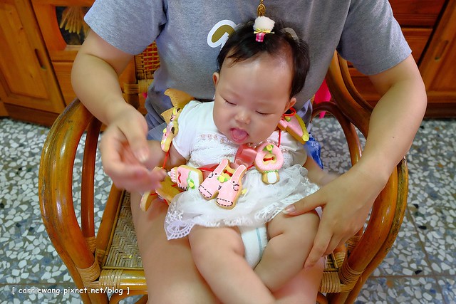 【育兒日記分享】小櫻桃滿四個月。收涎儀式記錄 / 超可愛的客製化收涎餅乾分享,收涎完之後口水還是很多 / 寶寶滿四個月就可以晚上出門囉! @飛天璇的口袋