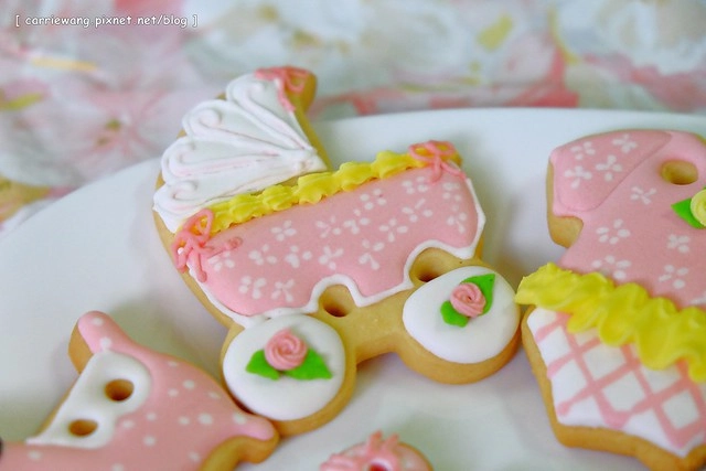 【育兒日記分享】小櫻桃滿四個月。收涎儀式記錄 / 超可愛的客製化收涎餅乾分享,收涎完之後口水還是很多 / 寶寶滿四個月就可以晚上出門囉! @飛天璇的口袋