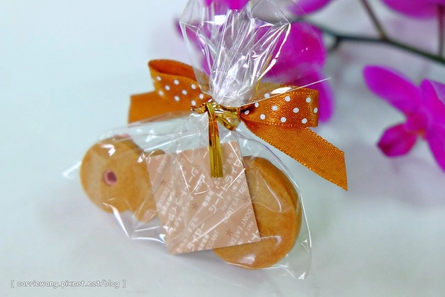 【育兒日記分享】小櫻桃滿四個月。收涎儀式記錄 / 超可愛的客製化收涎餅乾分享,收涎完之後口水還是很多 / 寶寶滿四個月就可以晚上出門囉! @飛天璇的口袋