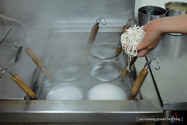 【台中逢甲美食推薦】那個鍋 麻辣小火鍋。湯頭又香又過癮,乾麵白飯吃到飽,還有松阪豬和雪花牛,一個人吃鍋也可以吃的很幸福 @飛天璇的口袋