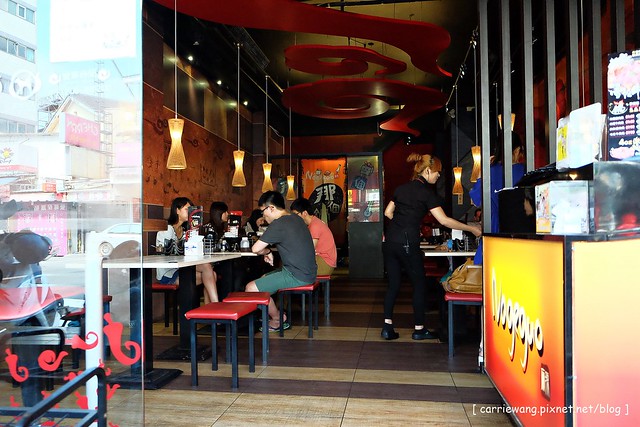 【台中逢甲美食推薦】那個鍋 麻辣小火鍋。湯頭又香又過癮,乾麵白飯吃到飽,還有松阪豬和雪花牛,一個人吃鍋也可以吃的很幸福 @飛天璇的口袋