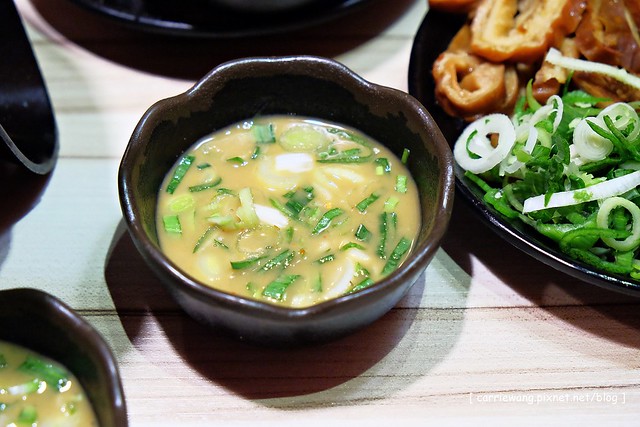 【台中逢甲美食推薦】那個鍋 麻辣小火鍋。湯頭又香又過癮,乾麵白飯吃到飽,還有松阪豬和雪花牛,一個人吃鍋也可以吃的很幸福 @飛天璇的口袋