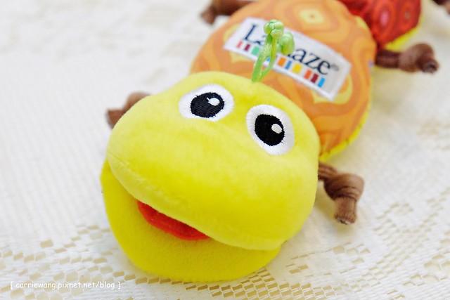 【育兒日記分享】Lamaze 拉梅茲嬰幼兒玩具.音樂布蟲尺 / 柔軟故事書 / 音感八爪章魚。給寶寶的第一份禮物,強化寶寶的感官能力,學習從0歲開始 @飛天璇的口袋