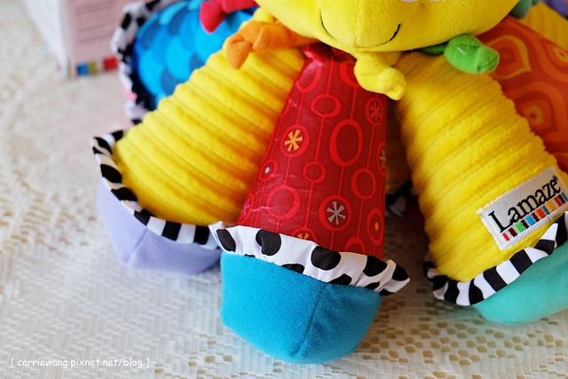 【育兒日記分享】Lamaze 拉梅茲嬰幼兒玩具.音樂布蟲尺 / 柔軟故事書 / 音感八爪章魚。給寶寶的第一份禮物,強化寶寶的感官能力,學習從0歲開始 @飛天璇的口袋