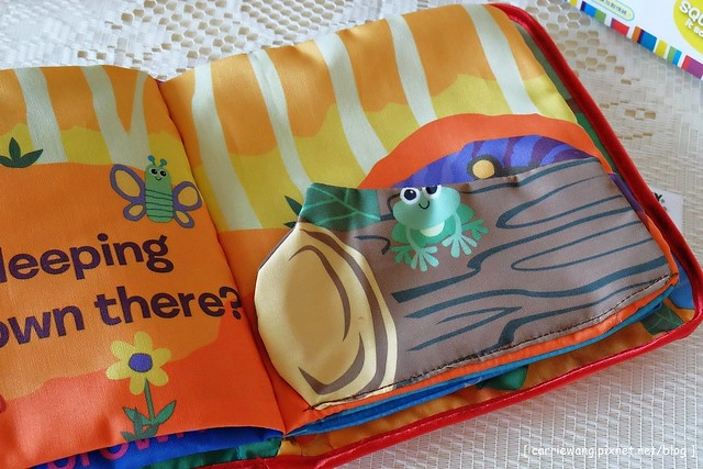 【育兒日記分享】Lamaze 拉梅茲嬰幼兒玩具.音樂布蟲尺 / 柔軟故事書 / 音感八爪章魚。給寶寶的第一份禮物,強化寶寶的感官能力,學習從0歲開始 @飛天璇的口袋