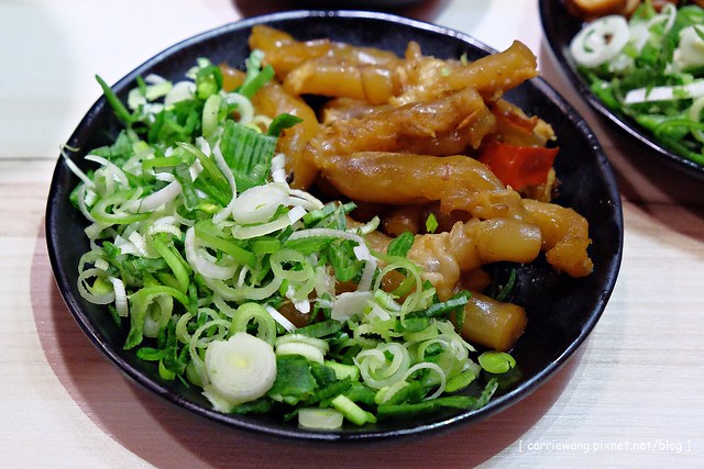 【台中逢甲美食推薦】那個鍋 麻辣小火鍋。湯頭又香又過癮,乾麵白飯吃到飽,還有松阪豬和雪花牛,一個人吃鍋也可以吃的很幸福 @飛天璇的口袋