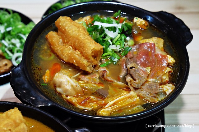 【台中逢甲美食推薦】那個鍋 麻辣小火鍋。湯頭又香又過癮,乾麵白飯吃到飽,還有松阪豬和雪花牛,一個人吃鍋也可以吃的很幸福 @飛天璇的口袋