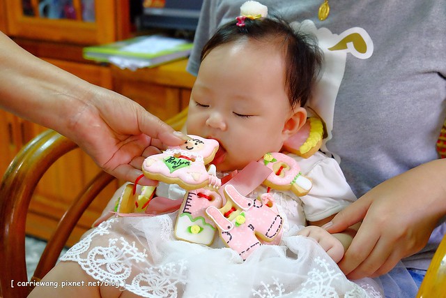 【育兒日記分享】小櫻桃滿四個月。收涎儀式記錄 / 超可愛的客製化收涎餅乾分享,收涎完之後口水還是很多 / 寶寶滿四個月就可以晚上出門囉! @飛天璇的口袋