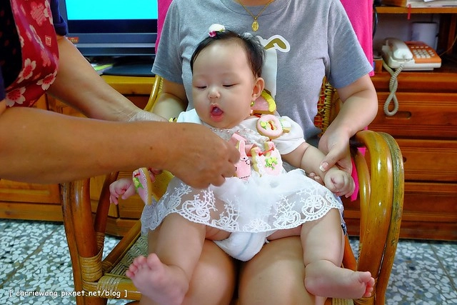 【育兒日記分享】小櫻桃滿四個月。收涎儀式記錄 / 超可愛的客製化收涎餅乾分享,收涎完之後口水還是很多 / 寶寶滿四個月就可以晚上出門囉! @飛天璇的口袋