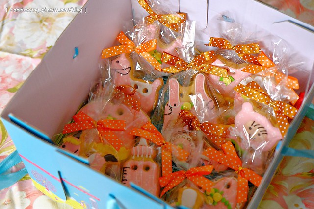 【育兒日記分享】小櫻桃滿四個月。收涎儀式記錄 / 超可愛的客製化收涎餅乾分享,收涎完之後口水還是很多 / 寶寶滿四個月就可以晚上出門囉! @飛天璇的口袋