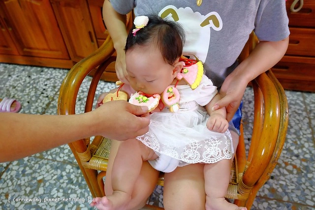 【育兒日記分享】小櫻桃滿四個月。收涎儀式記錄 / 超可愛的客製化收涎餅乾分享,收涎完之後口水還是很多 / 寶寶滿四個月就可以晚上出門囉! @飛天璇的口袋