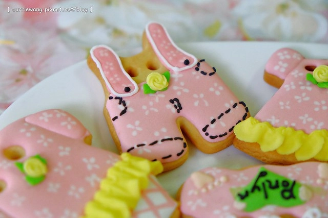 【育兒日記分享】小櫻桃滿四個月。收涎儀式記錄 / 超可愛的客製化收涎餅乾分享,收涎完之後口水還是很多 / 寶寶滿四個月就可以晚上出門囉! @飛天璇的口袋