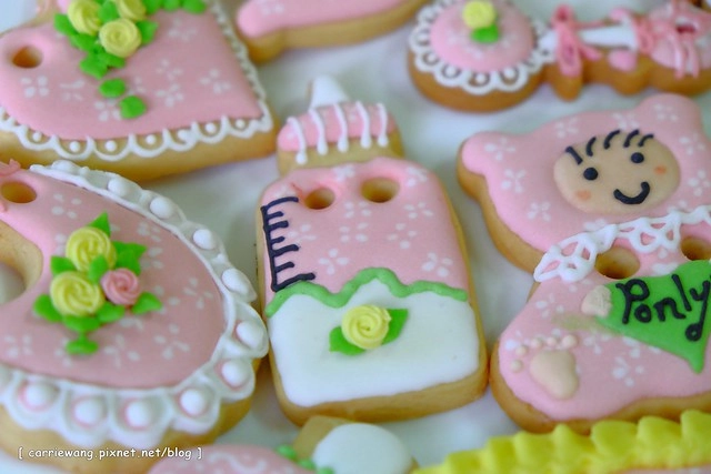 【育兒日記分享】小櫻桃滿四個月。收涎儀式記錄 / 超可愛的客製化收涎餅乾分享,收涎完之後口水還是很多 / 寶寶滿四個月就可以晚上出門囉! @飛天璇的口袋