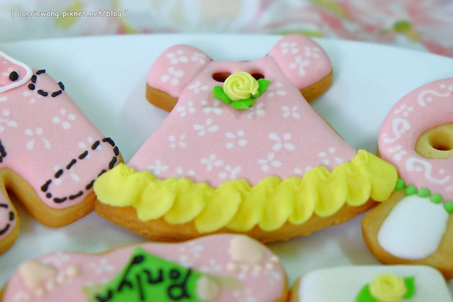 【育兒日記分享】小櫻桃滿四個月。收涎儀式記錄 / 超可愛的客製化收涎餅乾分享,收涎完之後口水還是很多 / 寶寶滿四個月就可以晚上出門囉! @飛天璇的口袋