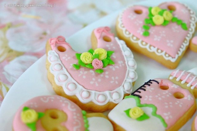 【育兒日記分享】小櫻桃滿四個月。收涎儀式記錄 / 超可愛的客製化收涎餅乾分享,收涎完之後口水還是很多 / 寶寶滿四個月就可以晚上出門囉! @飛天璇的口袋