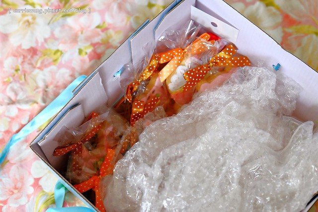 【育兒日記分享】小櫻桃滿四個月。收涎儀式記錄 / 超可愛的客製化收涎餅乾分享,收涎完之後口水還是很多 / 寶寶滿四個月就可以晚上出門囉! @飛天璇的口袋