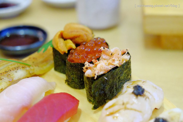 和歌壽司|位於台北火車站附近,中價位的日本料理店,餐點種類選擇性多,綜合握壽司一次品嚐三種口味 @飛天璇的口袋