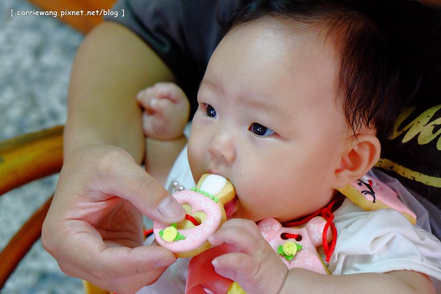 【育兒日記分享】小櫻桃滿四個月。收涎儀式記錄 / 超可愛的客製化收涎餅乾分享,收涎完之後口水還是很多 / 寶寶滿四個月就可以晚上出門囉! @飛天璇的口袋