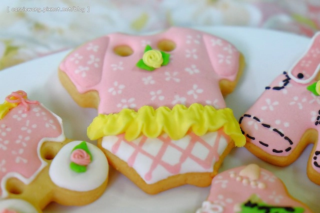 【育兒日記分享】小櫻桃滿四個月。收涎儀式記錄 / 超可愛的客製化收涎餅乾分享,收涎完之後口水還是很多 / 寶寶滿四個月就可以晚上出門囉! @飛天璇的口袋