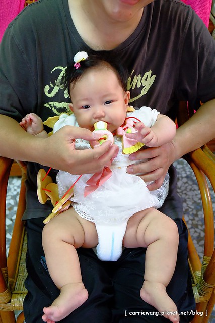 【育兒日記分享】小櫻桃滿四個月。收涎儀式記錄 / 超可愛的客製化收涎餅乾分享,收涎完之後口水還是很多 / 寶寶滿四個月就可以晚上出門囉! @飛天璇的口袋