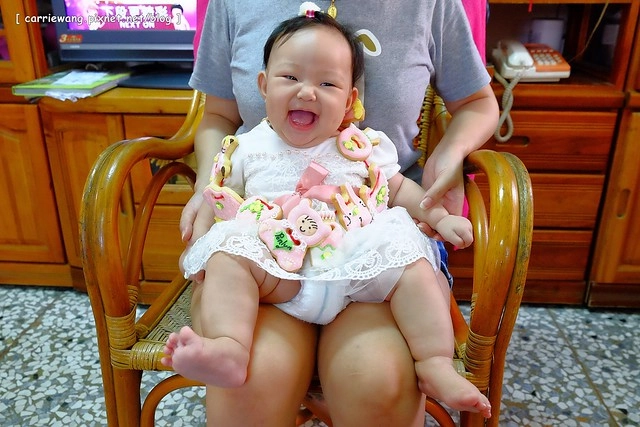 【育兒日記分享】小櫻桃滿四個月。收涎儀式記錄 / 超可愛的客製化收涎餅乾分享,收涎完之後口水還是很多 / 寶寶滿四個月就可以晚上出門囉! @飛天璇的口袋