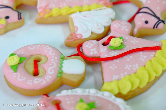 【育兒日記分享】小櫻桃滿四個月。收涎儀式記錄 / 超可愛的客製化收涎餅乾分享,收涎完之後口水還是很多 / 寶寶滿四個月就可以晚上出門囉! @飛天璇的口袋