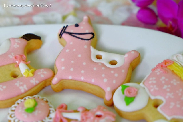 【育兒日記分享】小櫻桃滿四個月。收涎儀式記錄 / 超可愛的客製化收涎餅乾分享,收涎完之後口水還是很多 / 寶寶滿四個月就可以晚上出門囉! @飛天璇的口袋