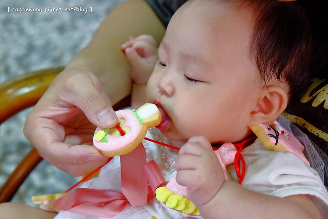【育兒日記分享】小櫻桃滿四個月。收涎儀式記錄 / 超可愛的客製化收涎餅乾分享,收涎完之後口水還是很多 / 寶寶滿四個月就可以晚上出門囉! @飛天璇的口袋