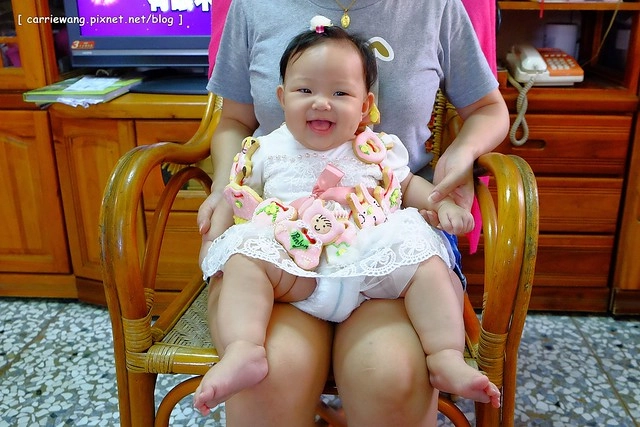【育兒日記分享】小櫻桃滿四個月。收涎儀式記錄 / 超可愛的客製化收涎餅乾分享,收涎完之後口水還是很多 / 寶寶滿四個月就可以晚上出門囉! @飛天璇的口袋