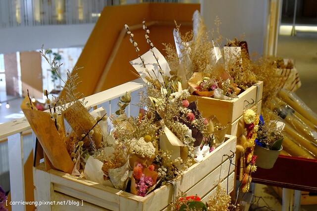 【台中親子餐廳】叉子.ㄨ子輕食館。台中目前最夯最難訂的親子餐廳,環境寬敞大器,外面有一個小沙坑,二樓有文創商品,用餐時段很難訂位 @飛天璇的口袋