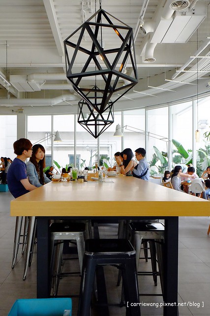 【台中親子餐廳】叉子.ㄨ子輕食館。台中目前最夯最難訂的親子餐廳,環境寬敞大器,外面有一個小沙坑,二樓有文創商品,用餐時段很難訂位 @飛天璇的口袋