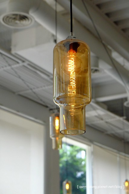 【台中親子餐廳】叉子.ㄨ子輕食館。台中目前最夯最難訂的親子餐廳,環境寬敞大器,外面有一個小沙坑,二樓有文創商品,用餐時段很難訂位 @飛天璇的口袋