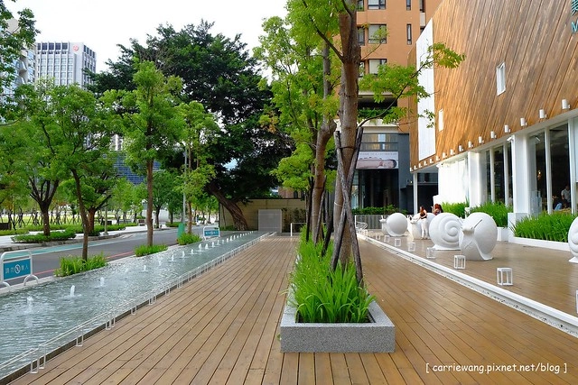 【台中親子餐廳】叉子.ㄨ子輕食館。台中目前最夯最難訂的親子餐廳,環境寬敞大器,外面有一個小沙坑,二樓有文創商品,用餐時段很難訂位 @飛天璇的口袋