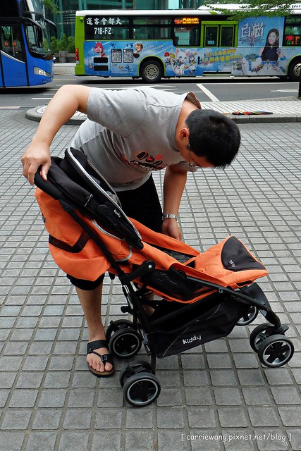 【育兒日記分享】奇帝汽座推車.Kiddy City n’ Move 輕風行推車。歐洲進口兒童推車品牌,時尚輕巧收放容易,可以當推車也可以當汽座,一車兩用非常方便 @飛天璇的口袋