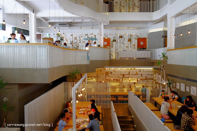 【台中親子餐廳】叉子.ㄨ子輕食館。台中目前最夯最難訂的親子餐廳,環境寬敞大器,外面有一個小沙坑,二樓有文創商品,用餐時段很難訂位 @飛天璇的口袋