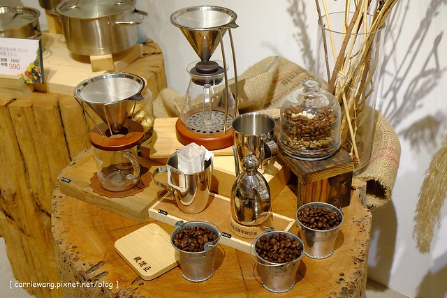 【台中親子餐廳】叉子.ㄨ子輕食館。台中目前最夯最難訂的親子餐廳,環境寬敞大器,外面有一個小沙坑,二樓有文創商品,用餐時段很難訂位 @飛天璇的口袋