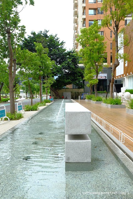 【台中親子餐廳】叉子.ㄨ子輕食館。台中目前最夯最難訂的親子餐廳,環境寬敞大器,外面有一個小沙坑,二樓有文創商品,用餐時段很難訂位 @飛天璇的口袋