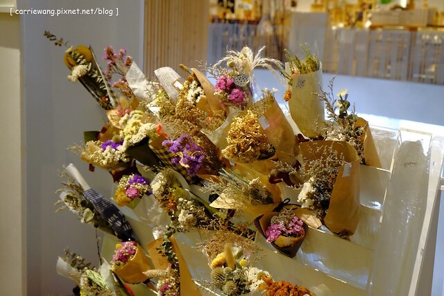 【台中親子餐廳】叉子.ㄨ子輕食館。台中目前最夯最難訂的親子餐廳,環境寬敞大器,外面有一個小沙坑,二樓有文創商品,用餐時段很難訂位 @飛天璇的口袋