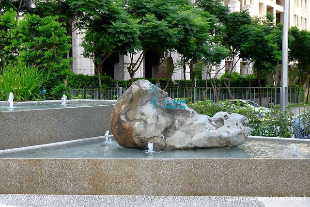 【台中親子餐廳】叉子.ㄨ子輕食館。台中目前最夯最難訂的親子餐廳,環境寬敞大器,外面有一個小沙坑,二樓有文創商品,用餐時段很難訂位 @飛天璇的口袋