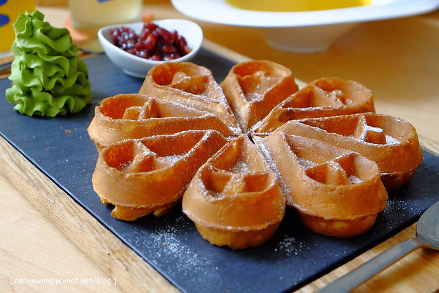 【台中親子餐廳】叉子.ㄨ子輕食館。台中目前最夯最難訂的親子餐廳,環境寬敞大器,外面有一個小沙坑,二樓有文創商品,用餐時段很難訂位 @飛天璇的口袋