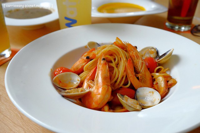 【台中親子餐廳】叉子.ㄨ子輕食館。台中目前最夯最難訂的親子餐廳,環境寬敞大器,外面有一個小沙坑,二樓有文創商品,用餐時段很難訂位 @飛天璇的口袋